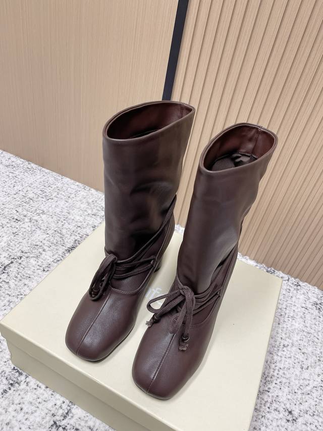 顶级版本： 小众精品 Unfolio 秋冬复古新款拼接风中筒靴 中筒靴型，鞋头呈圆润的方头样式，复古感十足。鞋跟为粗跟设计，兼顾了舒适度与造型感，不同款式的跟高