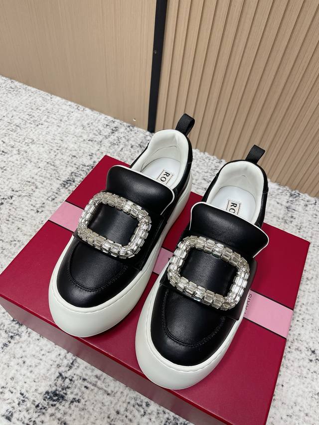 顶级版本： Rv罗杰维维亚-秋冬最新款Viv'up 泡芙鞋 面包小白鞋 软萌小胖丁 这款简便运动休闲鞋汲取60年代的太空元素，以脚感轻便和新颖设计吸引眼球。以衍