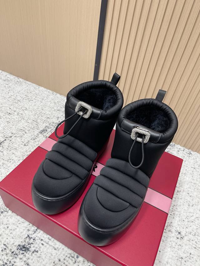 顶级版本： Rv24Ss秋冬新款 雪地靴 蓬松织物短靴 厚底泡芙靴 新款短靴汲取六十年代航空元素，脚感轻便舒适，宛如走在柔软垫子上。鞋面以衍缝夹棉织物制成，柔软
