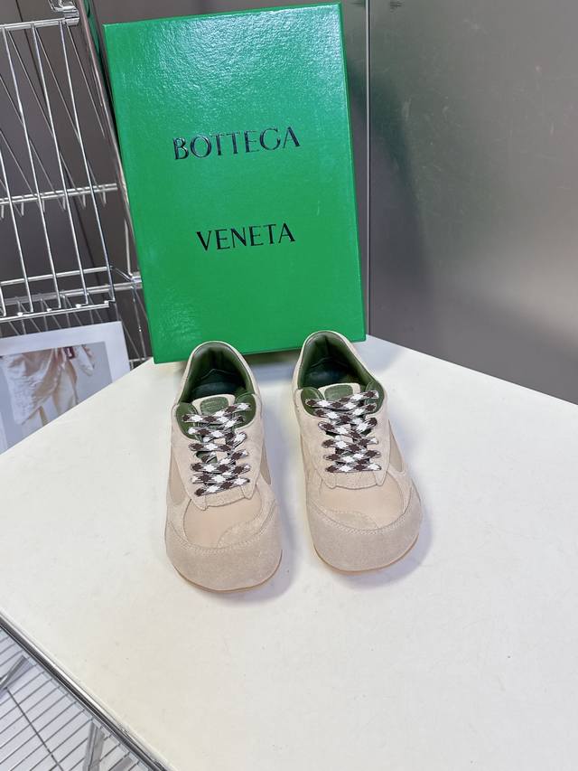 Bottega Veneta Bv葆蝶家 阿甘鞋 德训鞋 运动鞋 Bv经典老钱风运动鞋超多明星时尚博主种草 Sneaker科技尼龙和绒面打造，灵感来自复古球鞋，