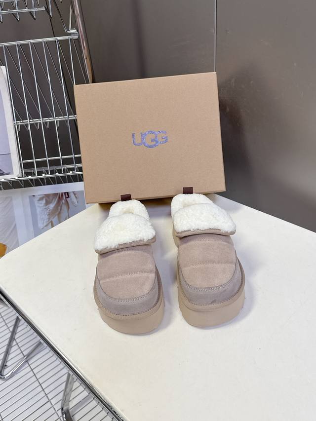 Ugg雪地靴秋冬最款新厚底毛毛鞋 超多明星网红种草 秋冬必备毛毛鞋 真羊毛上脚超暖和 一款不会撞衫的鞋子 简约的隔板设计 细节处Logo点缀高级感满满 无论什么