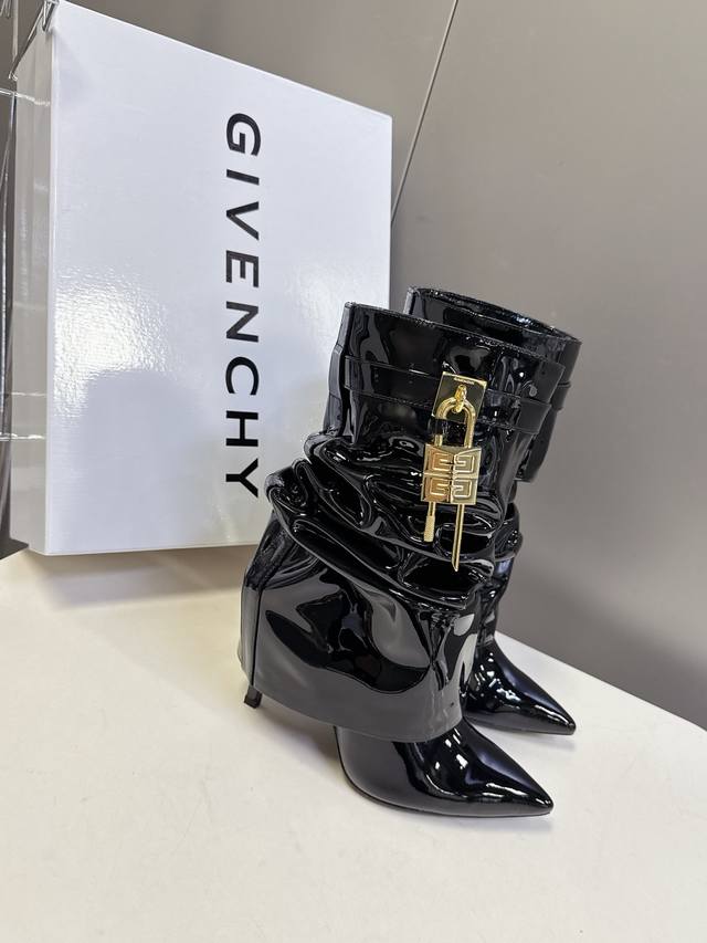 Givenchy纪梵希秋冬最新款裤筒靴 超多明星网红种草 Givenchy 这款靴子到底是什么魔力 能让国内外明星博主纷纷上脚 不得不说真的是谁穿谁好看 简约显