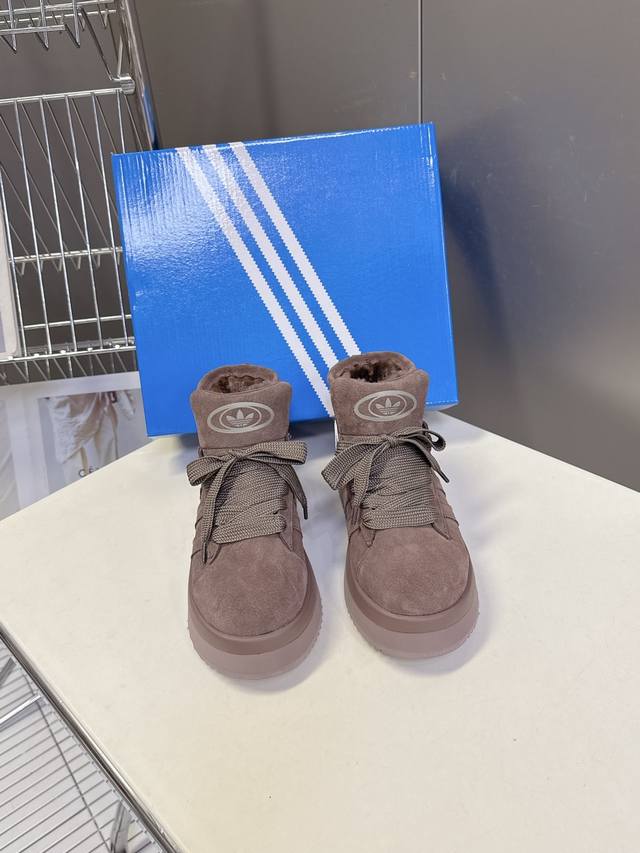阿迪达斯Adidas三叶草秋冬最款新厚底毛毛鞋 雪地靴 超多明星网红种草 正品两双购入开发 秋冬必备毛毛鞋 真羊毛上脚超暖和 一款不会撞衫的鞋子 简约的隔板设计