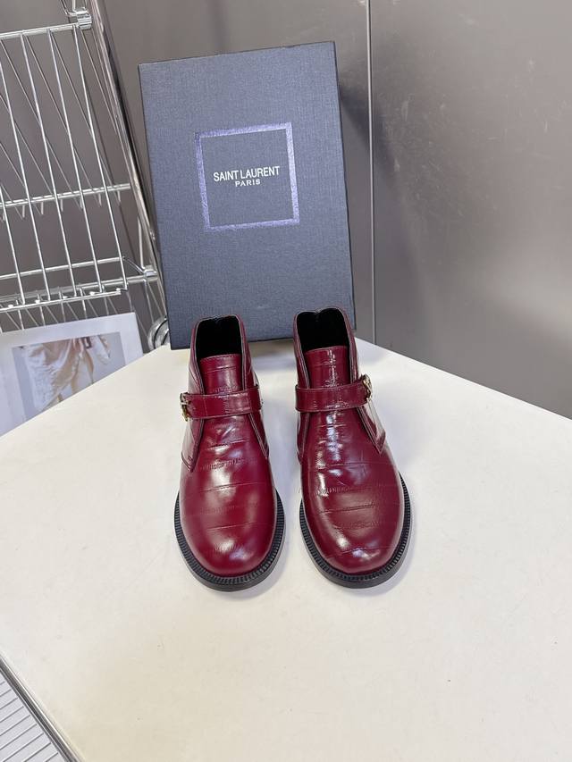 Saint Laurent圣罗兰秋冬最新款短靴 超级超级无敌火爆的一个款这款我们家每个版面的五金扣都要开模1:1定制！大小质感与原版完全一致鞋面材质采用进口小牛