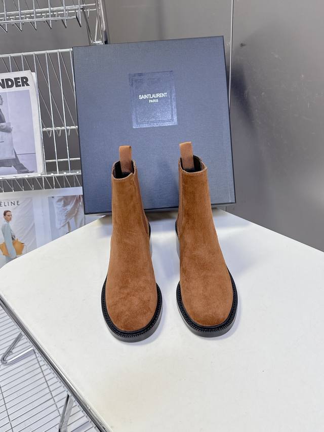 Saint Laurent圣罗兰秋冬最新款布洛克短靴 超多明星时尚博主种草 大小质感与原版完全一致鞋面材质采用进口小牛皮制作而成，内里混种羊皮，踮脚为舒服柔软的