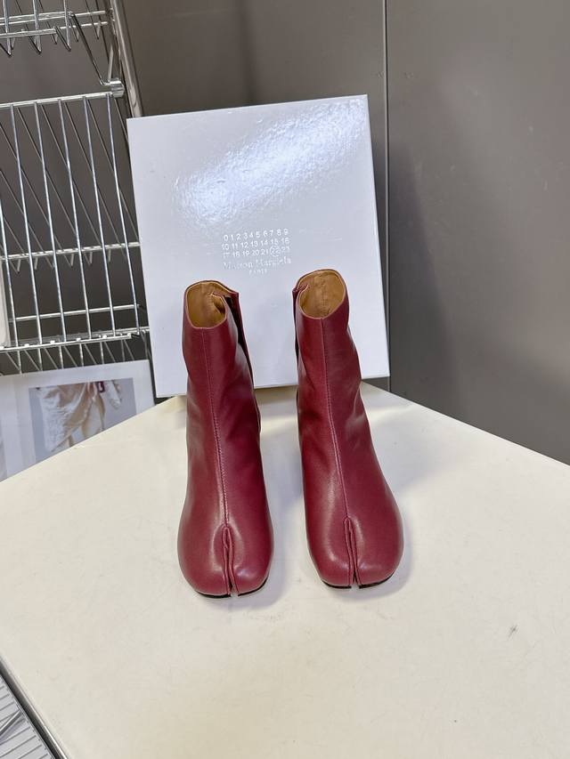 马吉拉Mm6秋冬最新款复古短靴 简约的配色和百搭 上脚 时尚感十足 上脚超级舒服的一款，人手必备！ 面料采用原版定制环保羊皮材料 更贴脚 垫脚内里采用水染牛皮内