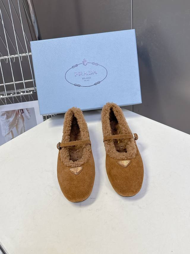 prada普拉达秀款秋冬毛毛鞋 芭蕾舞鞋 p家以芭蕾的灵动意韵融于日常. 以现代笔触刻画舞鞋经典轮廓！超软的漆皮羊皮皮质款芭蕾舞鞋. 从经典日式鞋履汲取灵感.