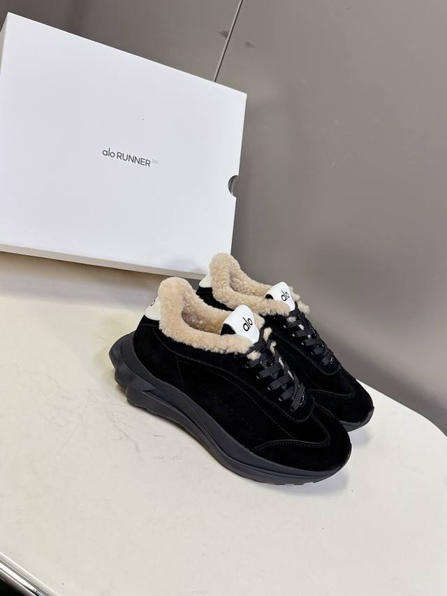 Alo秋冬新款 厚底舒适 毛毛鞋 情侣款 休闲 运动跑步瑜伽鞋 今年超火的品牌 好多明星网红种草 上脚超级百搭！而且超级舒适！是厚底款但是上脚一点都不沉非常轻便