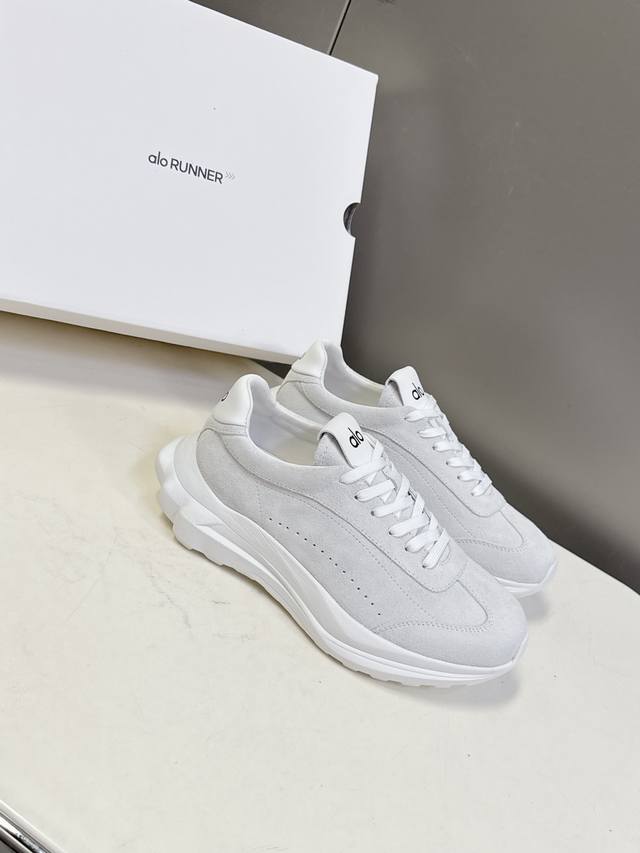 Alo秋冬新款 厚底舒适 情侣款 休闲 运动跑步瑜伽鞋 今年超火的品牌 好多明星网红种草 上脚超级百搭！而且超级舒适！是厚底款但是上脚一点都不沉非常轻便！套上袜
