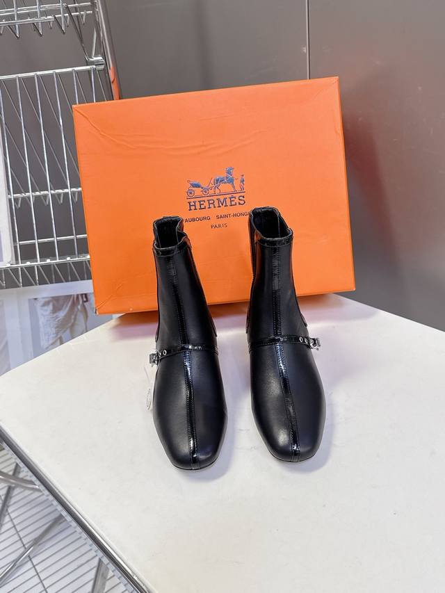 Hermes 爱马仕秋冬最新款老钱风短靴 专柜超难配货 家靴子的设计风格通常以经典简约为主 这款走秀靴打破传统设计风格 圆头设计风格配上时下最流行的型体 展现出