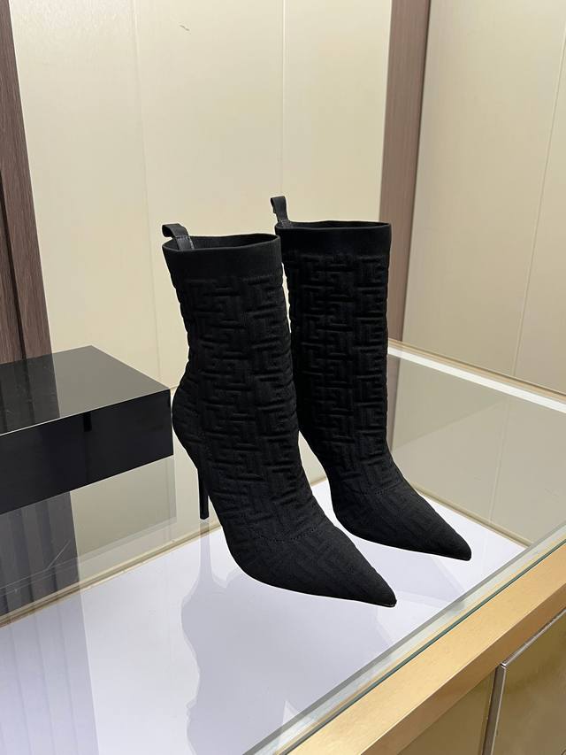 35-41码，可定做42码 巴尔曼新款春秋冬季时尚高筒靴。 面料材质：高弹力飞织物，羊皮内里，羊皮垫脚，橡胶底底，跟高10.5Cm。