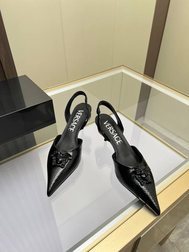 35-41码，可定制42码 范思哲新款低跟后空时尚百搭女鞋，面料：牛皮，羊皮内里，羊皮垫脚。橡胶大底，跟高6公分。 颜色：银色蛇纹，黑亮皮，金色蛇纹，黑色皮，黑