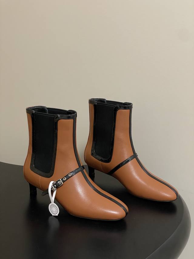 顶级品质 Hermes 爱马仕 H家25S早秋新款 Lolita 40及踝靴小猫跟切尔西短靴 Toscan小牛皮及踝靴，搭配标志性‘H’鞋扣和撞色滚边。打造精致