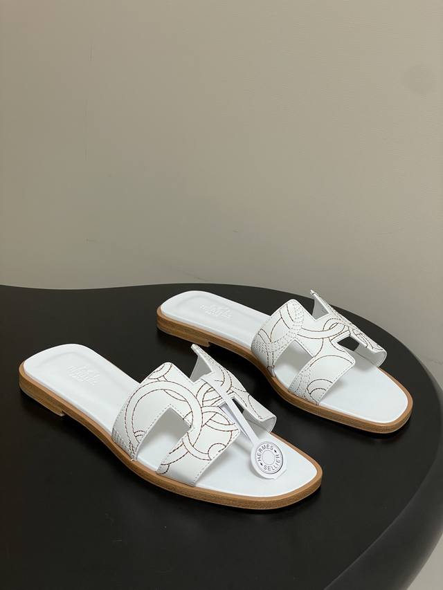 顶级品质 配高档飞机盒 Hermes 爱马仕 Oran Oasis电绣H拖凉鞋系列 H家电绣H鞋面经典平底 粗跟凉拖鞋 均配有两条H家系列丝巾 经典 H 型鞋面