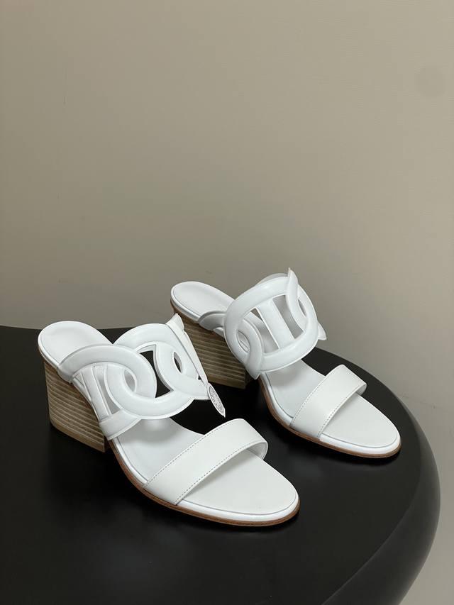 顶级品质 配高档飞机盒 Hermes 爱马仕 Lipari 70凉鞋系列 H家粗跟拖鞋经典猪鼻子一字带高跟凉拖鞋 牛皮高跟凉鞋，袢带灵感源自经典“Chaine