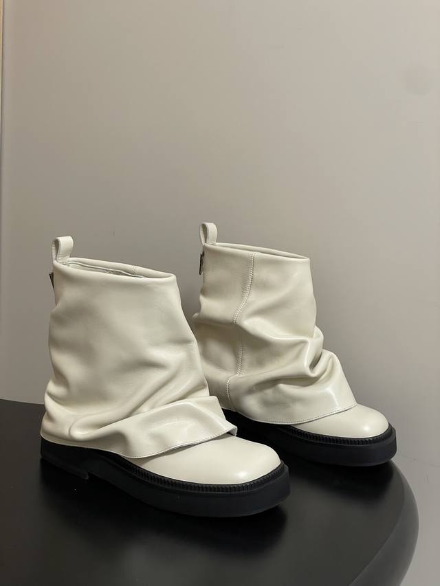 小众潮牌 The Attico 2025Fw秋冬新品时髦厚底短靴爆火网红短筒堆堆靴一脚蹬短靴 悠然呈现全新标志性鞋履系列 Robin 甄选皮革融合街头灵感，匠心