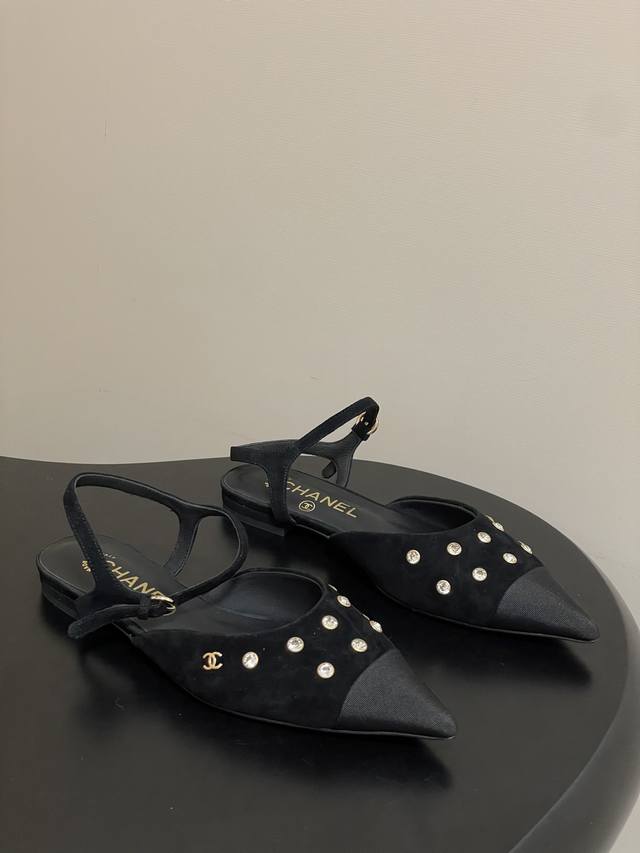 早秋新款Chanel小香25K尖头珍珠玛丽珍经典拼色双C扣水晶钻面平底后空凉鞋 这款尖头有吸引到我 很喜欢鞋头的形状。后跟带钻小标 上脚后在人群中脱颖而出 精致