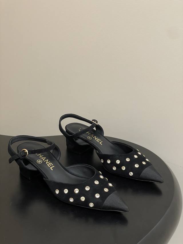 早秋新款Chanel小香25K尖头珍珠玛丽珍经典拼色双C扣水晶钻面粗跟后空凉鞋 这款尖头有吸引到我 很喜欢鞋头的形状。后跟带钻小标 上脚后在人群中脱颖而出 精致
