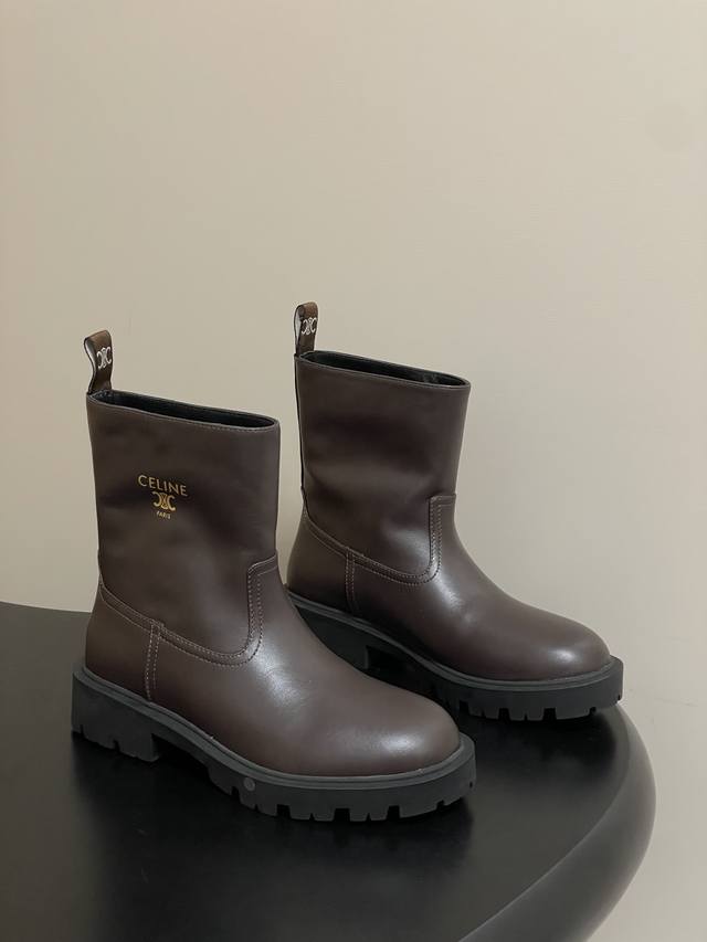 2025秋冬新款Celine 赛琳 Bumargaret高筒靴 短靴系列 凯旋门切尔西短靴直筒骑士靴厚底高靴 踏入秋冬 时尚达人们的鞋柜里必备靴子系列 鞋身巧妙