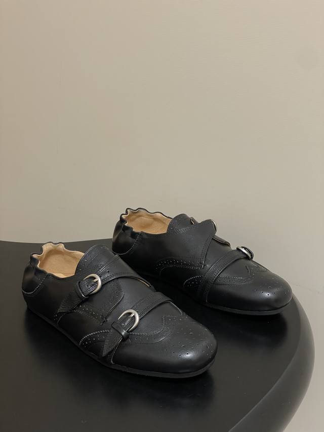 25Ss早秋新款Cotemp 布洛克柔软孟克鞋 可踩脚穿单鞋 一脚蹬皮鞋 复古雕花冲孔乐福鞋 传统的孟克鞋鞋面上有一个宽大的横向带装饰及金属环扣,并压附于鞋舌上