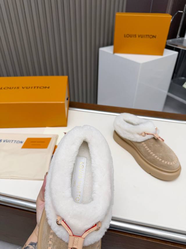 厂价p： Size：35-42 42订做不退换 Louis Vuitton秋冬最新毛拖 2025Lv走秀款 鞋面：进口高丝光牛皮 内里：毛 里超级暖和 原版开模