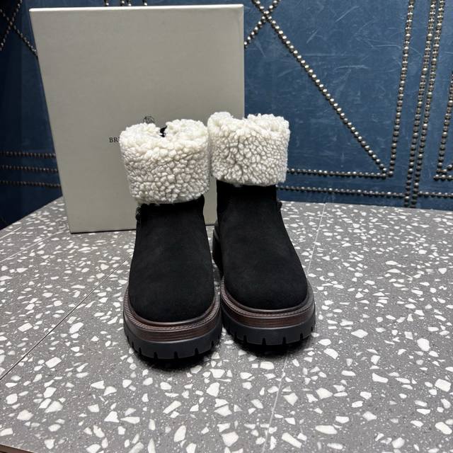 Brunell Cucinell 专柜经典版毛里短靴。 鞋面：牛京皮 内里：羊卷毛里 大底：开模具橡胶大底。 码数：35-41码 35，40.41定制不退换 价