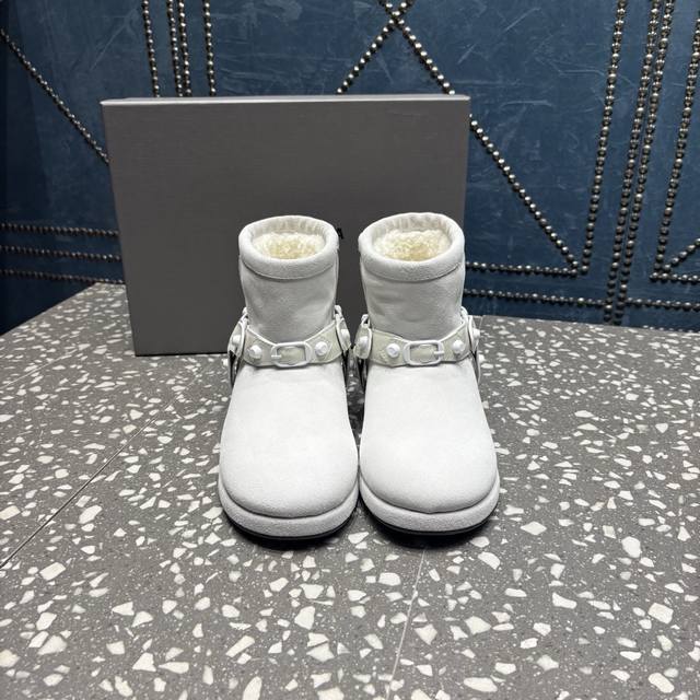 Balenciaga 巴黎世家雪地靴，专柜冬季新款。 鞋面：牛京皮+牛油皮 精致油边 内里 垫脚：羊毛 大底：防滑橡胶底 码数：35-41码 40.41不退换