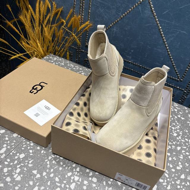 Ugg最新跑量款 面：牛京皮 内里：羊毛 坡跟：前4Cm+后5.5Cm 码数:35-41码 40.41不退不换 价格p：