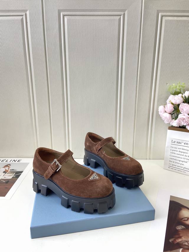 顶级品质 prada 普拉达 25Fw最新Monolith 玛丽珍鞋 三角扣厚底小皮鞋乐福鞋 标志性Monolith鞋履的几何设计和大胆廓形为此款玛丽珍鞋赋予全
