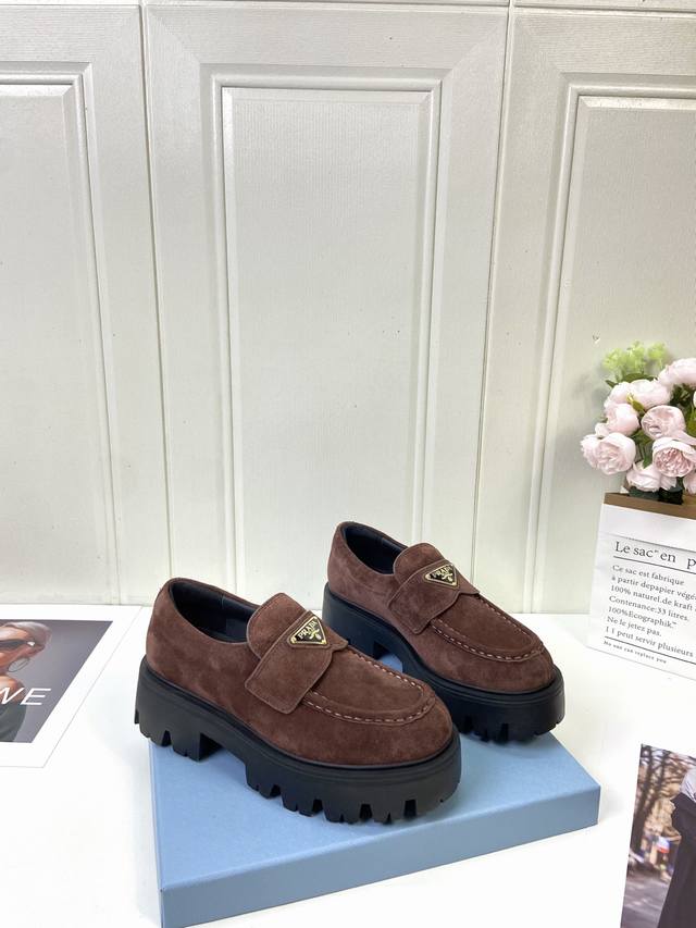 顶级品质 prad 普拉达 25Ss新款厚底 乐福鞋 复古时髦前卫的轮齿厚底鞋底搭配牛面让整双鞋轻便舒适 鲜艳色彩 满足不同风格时髦人士的多种选择！标志性Log