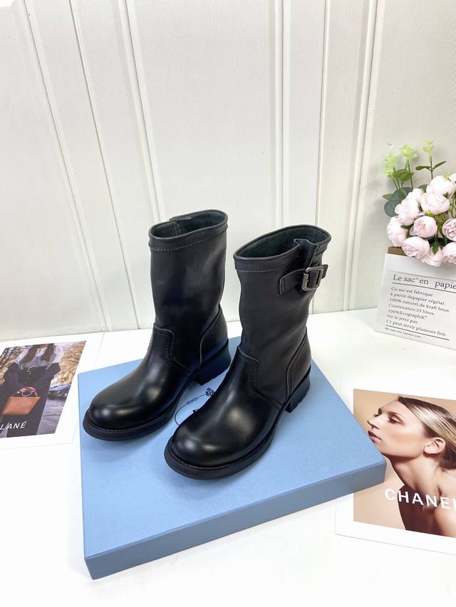 高端版本 prada 普拉达一脚蹬王炸女靴 短靴 冬天买不到的系列，绝对是今年的大爆款！！贼好看！prada靴子真的很哇塞！上脚大气显腿瘦气质这块刚好拿捏 皮质