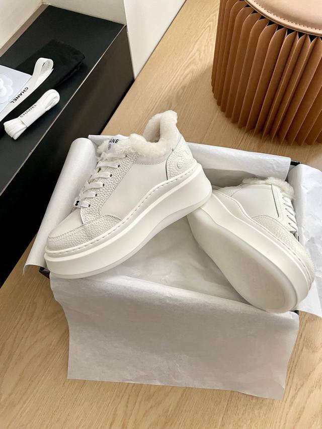 Chanel熊猫拼色厚底羊毛里休闲鞋 网红明星同款 专柜最新走秀主打系列上 一比一原版排列搭配 这款百搭的板鞋 看似平平无奇 上脚后属实好搭 酷毙了 后跟拼起来