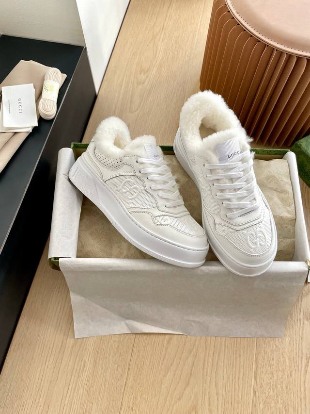 Gucci羊毛版饼干鞋秋冬新品。原版购入完美复刻！ 秋冬升级羊毛里 Size： 35-40 原版开模Ip发泡大底 超轻！区分市场的pu底。 鞋面小牛皮，电绣印花