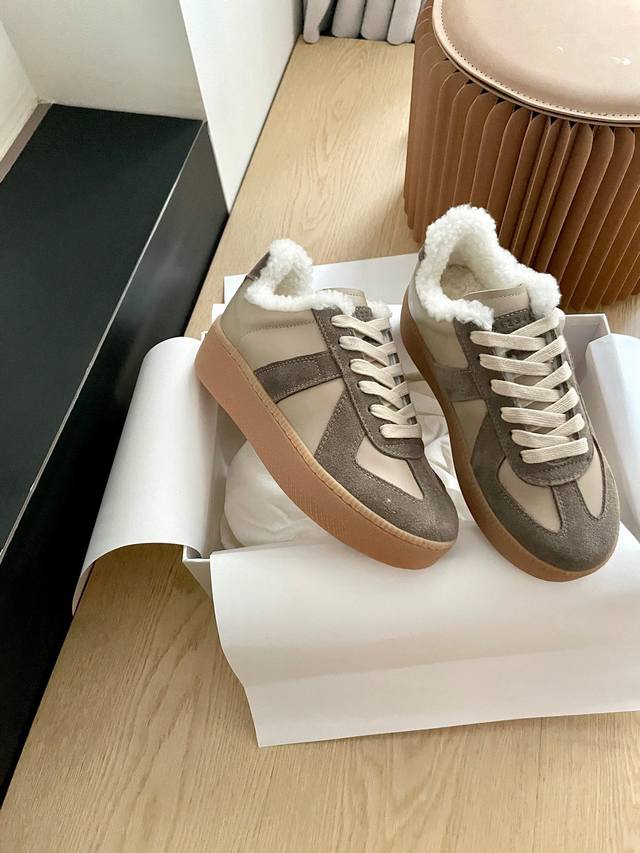 Maison Margiela 全新升级还原版本 Mm6情侣款厚底羊毛里德训鞋、马吉拉德训鞋 各大博都主有荐推的 永不褪色的阿甘训德鞋 绝对人手入必的德训白小鞋