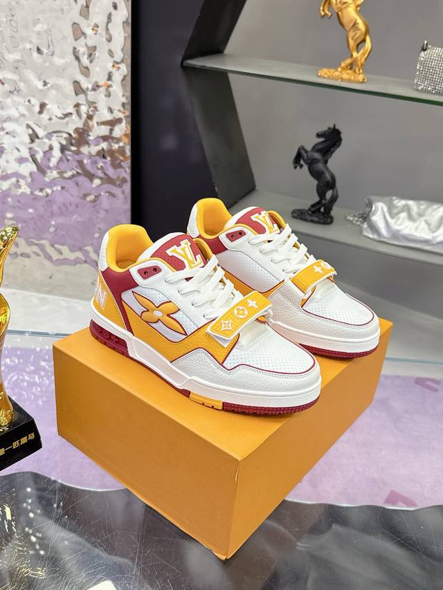 工厂p价p： 顶级版本Lv新款魔术贴 情侣款 Lv 路易威登L家 Trainer 25开春 新款 休闲 运动鞋 滑板鞋 Lv Trainer 运动鞋的灵感源自复