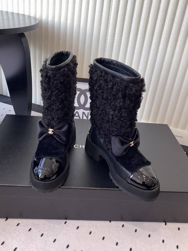 Chanel新款秋冬羊毛靴 香奈儿秋冬重工爆款羊毛短靴 小红书力推款时髦精必备 搭配展现与众不同的穿搭风格鞋面采用原版定制牛皮手工人造织毛 羊皮内里垫脚 原版开