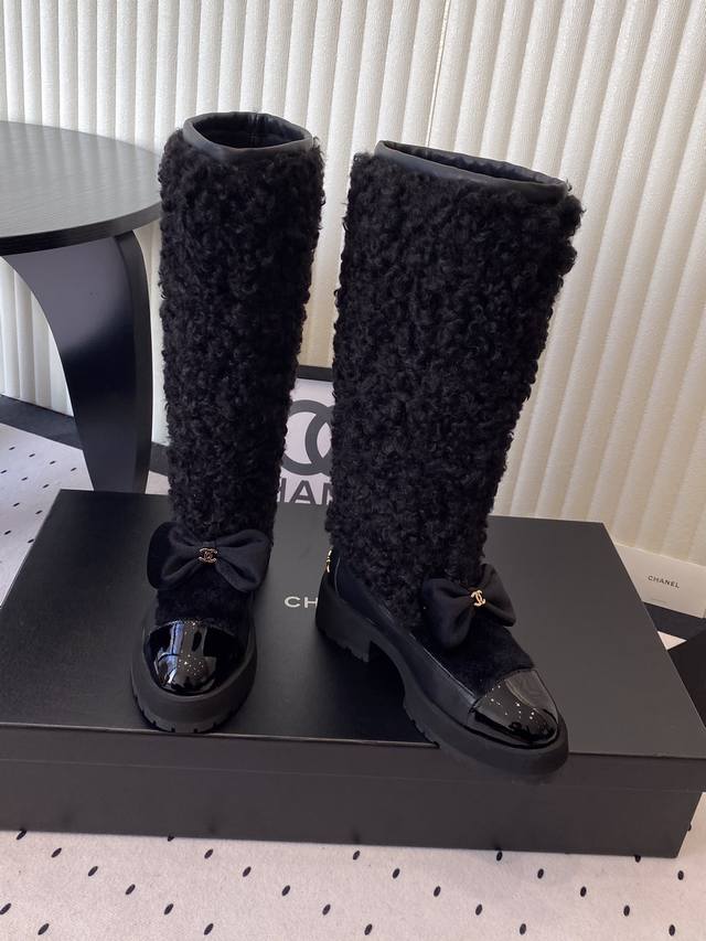 Chanel新款秋冬羊毛长靴 香奈儿秋冬重工爆款羊毛短靴 小红书力推款时髦精必备 搭配展现与众不同的穿搭风格鞋面采用原版定制牛皮手工人造织毛 羊皮内里垫脚 原版