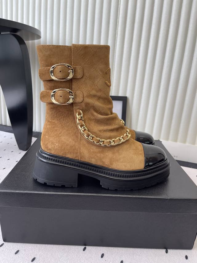 Chanel新款秋冬机车靴 小香家超级经典的一款机车靴 上脚轻松增高又拉长腿型 搭配链条洋气又时髦 进口牛京链条鞋面 羊皮内里垫脚 原版开模大底 Size: 3