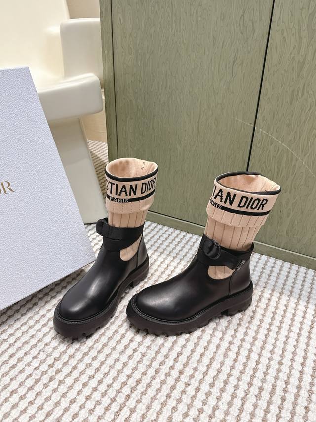 代购级 Dior迪奥2026新款封神战靴马丁袜子靴 超酷飒有范儿 匠心搭配多层条皮带扣 彰显潮流前卫风格 帅气有型 焕发运动时尚型格 鞋面：原版牛皮 弹力袜 内