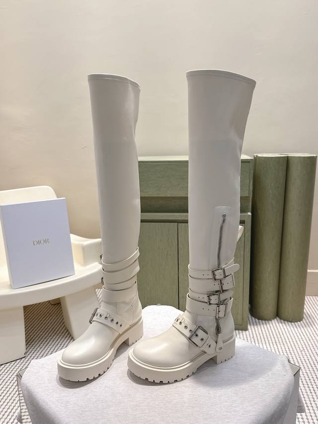 代购级 Dior排扣骑士长靴，黑色牛皮革+金属扣饰，朋克风满满！多层绑带+铆钉细节，线条利落，厚底设计增高显腿长，秋冬穿搭超有气场。靴筒过膝，修饰腿型，搭配短裙
