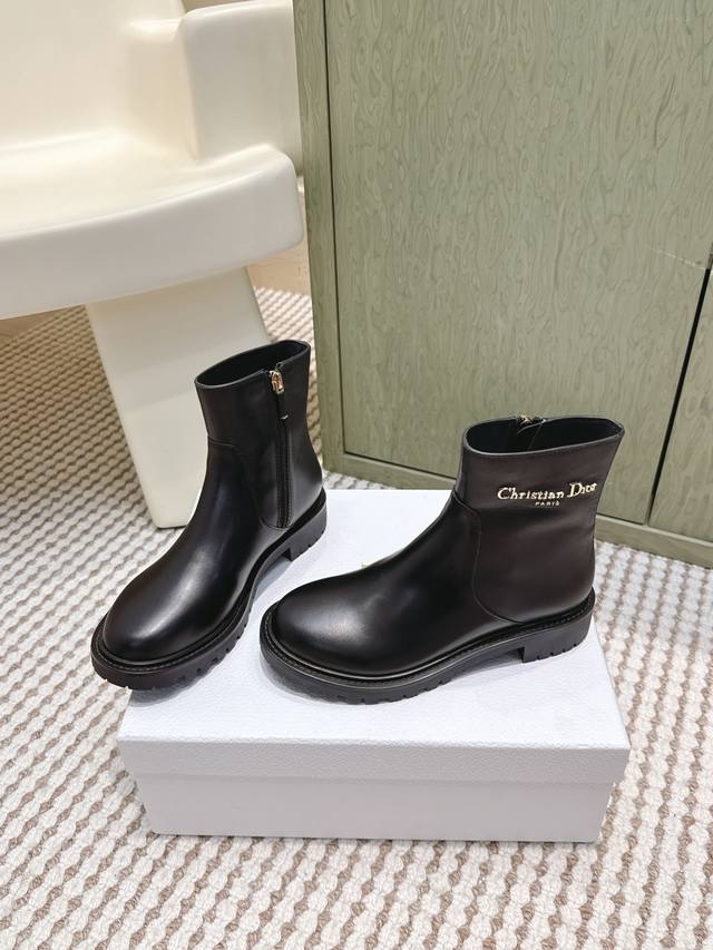 代购级 Dior 迪奥Alps D-Quest 及踝靴 这款 D-Quest 及踝靴是 Dioralps 限定系列的新品，融入 Dior 的高订风格经典标识，重