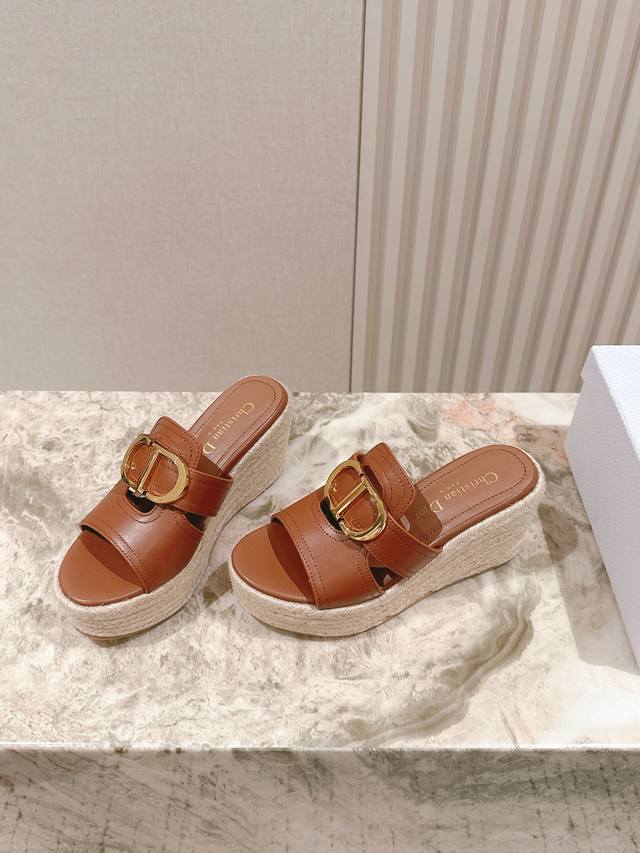 早春新款麻绳坡跟拖鞋 专柜新款顶级上新 鞋面：原版定制小羊皮电镀五金Logo 内里：透气柔软全羊皮内里 大底：原版麻绳坡跟大底 鞋码: 35-40 跟高：8.5