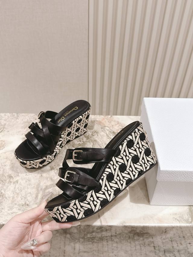 早春新款麻绳坡跟凉拖鞋 专柜新款顶级上新 鞋面：原版定制小羊皮电镀五金Logo 内里：透气柔软全羊皮内里 大底：原版麻绳坡跟大底 鞋码: 35-41 40 41