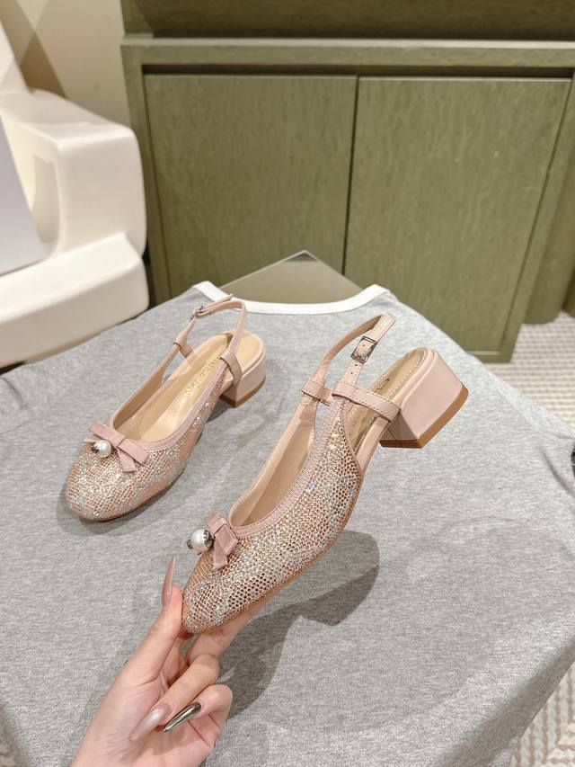 专柜早春新款四季烫钻凉单鞋系列顶级上新 鞋面：原版定制细腻羊皮烫钻工艺 内里：透气柔软全羊皮内里 大底：原版开模真皮大底 鞋码: 35-41 40 41定制 跟