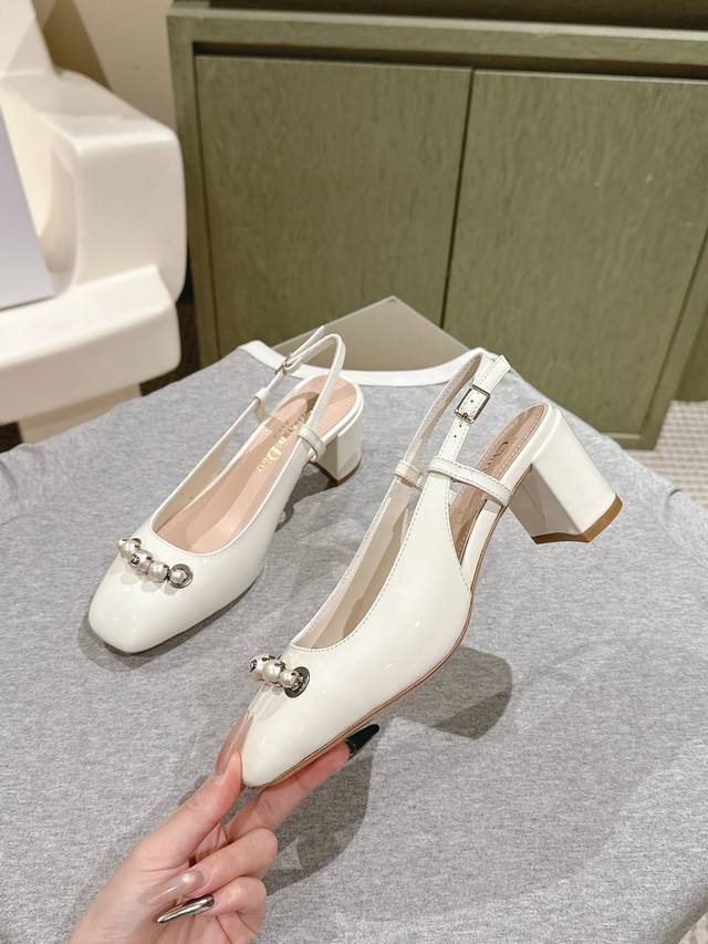 Dior玛丽珍新品上新 时尚优雅，饰以白色树脂珠饰和 Cd 标志。尖头设计与5公分粗跟相得益彰，可为本季的各式造型增添高雅气质材质完美还原，随意对比哦～内里小山