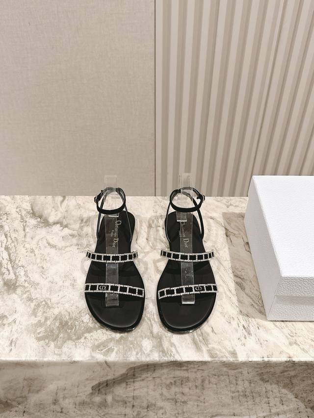 早春新款烫钻凉鞋 专柜新款缤纷拖鞋全系列顶级上新 鞋面：原版定制小羊皮烫钻 内里：透气柔软全羊皮内里 大底：原版开模真皮大底 鞋码: 35-40 跟高：8.5C