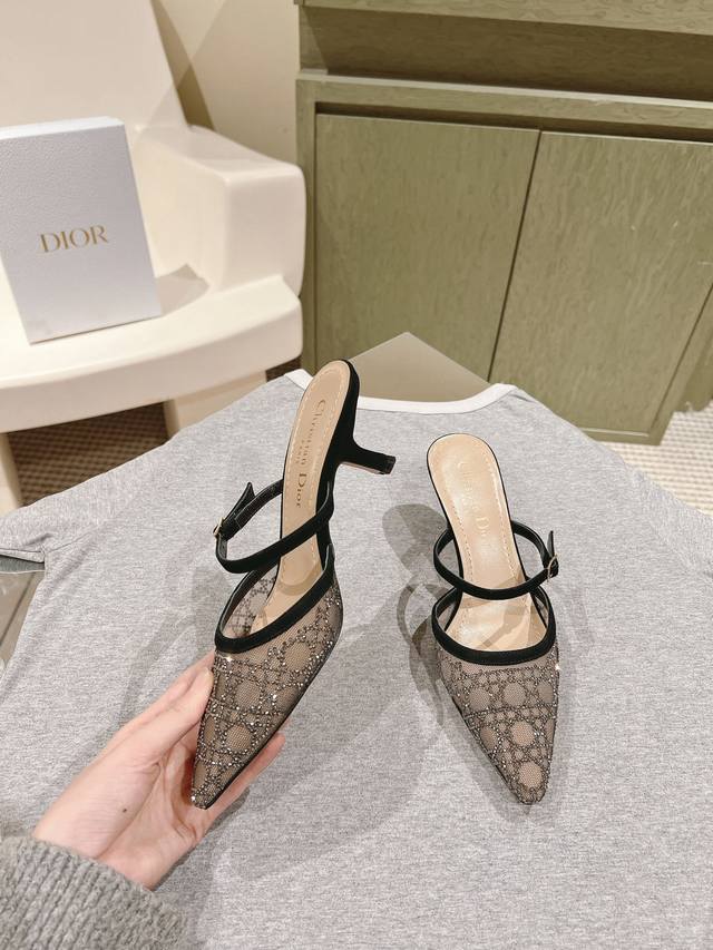 仙女百搭烫钻工艺猫跟跟鞋早春新品 专柜新款四季单鞋系列顶级上新 上班族首选！年会必须入手 ★★★★★ 鞋面：原版定制材质烫钻特殊面料 内里：透气柔软全羊皮内里