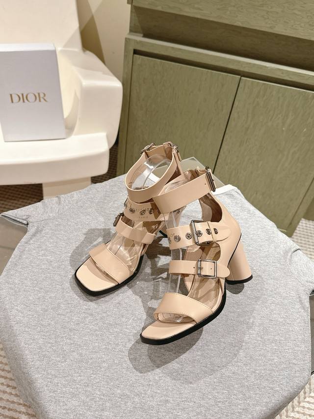 早春新款凉拖鞋 专柜新款缤纷凉拖鞋全系列顶级上新 鞋面：原版定制小羊皮皮扣 内里：透气柔软全羊皮内里 大底：原版开模真皮大底 鞋码: 35-42 40 41 4