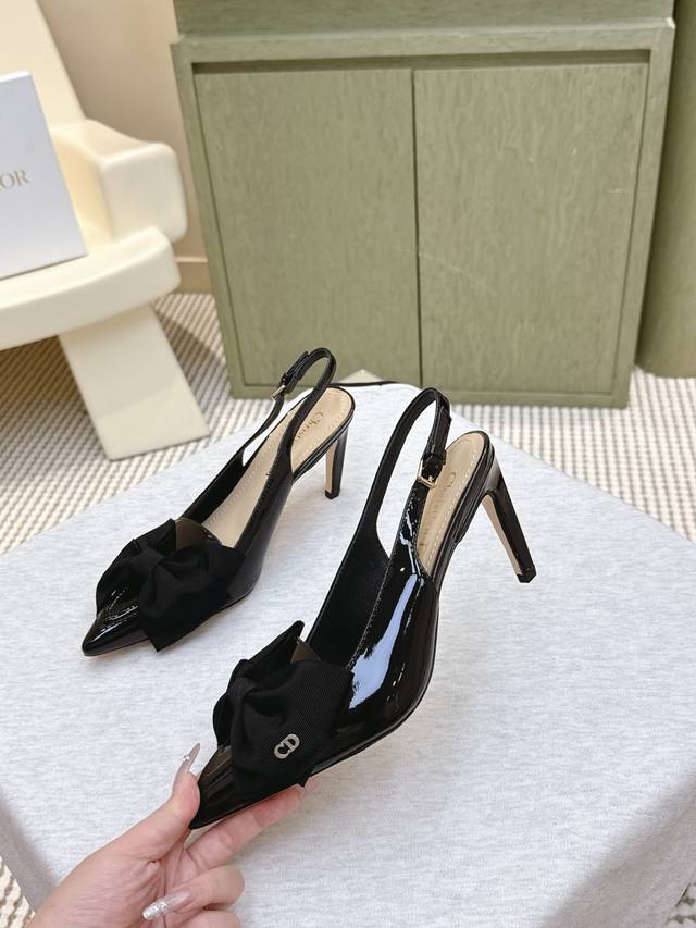 代购级 ｜D008125Sdior迪奥D-My 五金字母扣尖头高跟鞋平底小猫跟后空凉鞋 这款My Dior 高跟鞋是二零二五春夏成衣系列新品，彰显精致的优雅气质