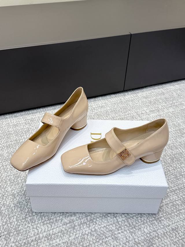 东莞代购级 官网同步飞机盒包装 Dior 迪奥 25Ss 秋冬最新时装秀高定系列 Miss Dior 粗跟方头玛丽珍芭蕾舞女鞋 Cd字母Logo五金珐琅方扣低跟